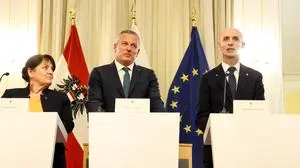 Die blau-schwarze Koalition unter Vize-LH Manuela Khom und LH Mario Kunasek mit Finanzlandesrat Willibald Ehrenhöfer (ÖVP) bringen heute das Budget 2026 in den Landtag ein