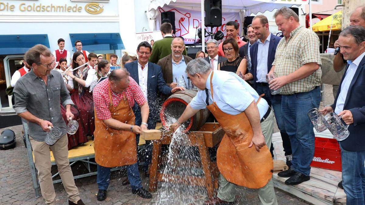 Das Altstadtfest wird mit dem traditionellen Bieranstich eröffnet