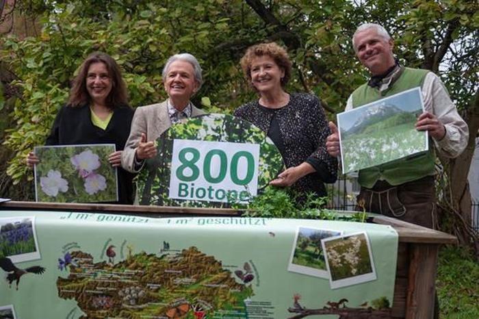 Die Landesrätin Ursula Lackner (3.v.l.) gratuliert dem Naturschutzbund zum 800. Biotop. Am Bild mit  Romana Ull, Johannes Gepp und Markus Ehrenpaar (v.l.)