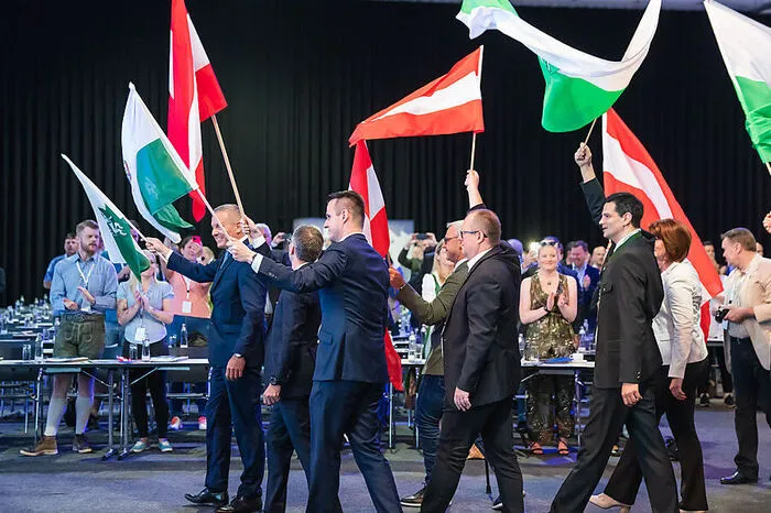 Mario Kunasek wird beim Landesparteitag als steirischer FPÖ-Chef bestätigt und macht deutlich, dass er in der Steiermark mitregieren will. Am gleichen Tag hält auch die ÖVP ihren Bundesparteitag in Graz ab, um Karl Nehammer als Obmann zu bestätigen.