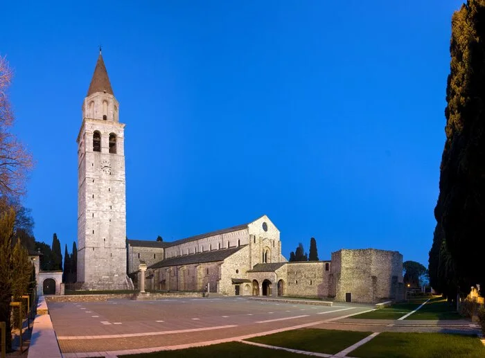 Die romanische Basilika ist die ehemalige Patriarchalbasilika des Patriarchats von Aquileia