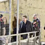 Jonathan Andic geht umringt von Polizisten eine Treppe hoch