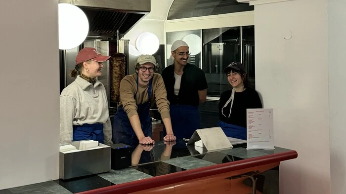 Vier junge Personen hinter einem Schank | Florian Lenz (Zweiter von links) mit seinem Team bei Loop Kebab