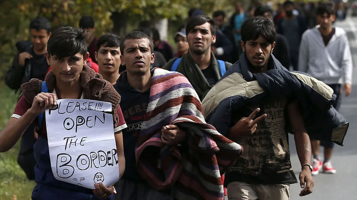 Flüchtlinge auf dem Weg zur ungarischen Grenze