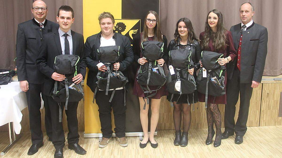 Einen Rucksack gab es von Reider und Brunner für Martin Bodner, Lukas Walder, Julia Kaiser, Nicola Weiskopf und Elisa Waldauf