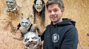 Maskenschnitzer Johann Fink aus Söding schnitzt Krampusmasken