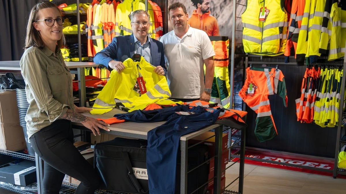 Sabrina Elsigan, Martin Kulmer und Hubert Isopp begutachten das neue Angebot im Wirtschaftspark St. Veit