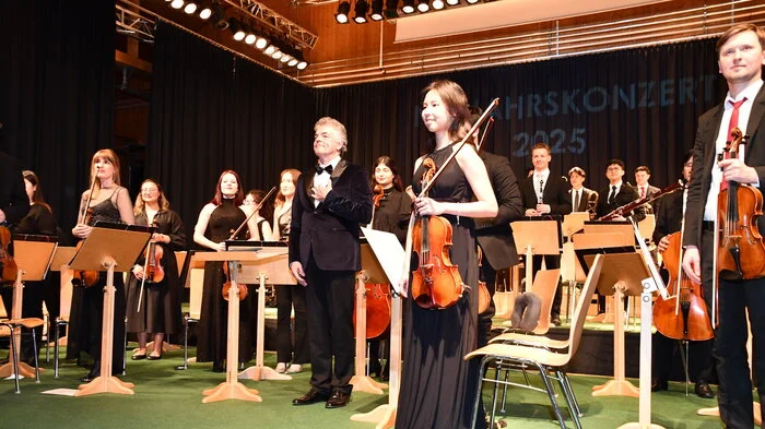 „St. Peter grüßt Johann Strauß 200“ war das Motto für das diesjährige Neujahrskonzert der Jungen Philharmonie Wien unter der Leitung von Michael Lessky. 