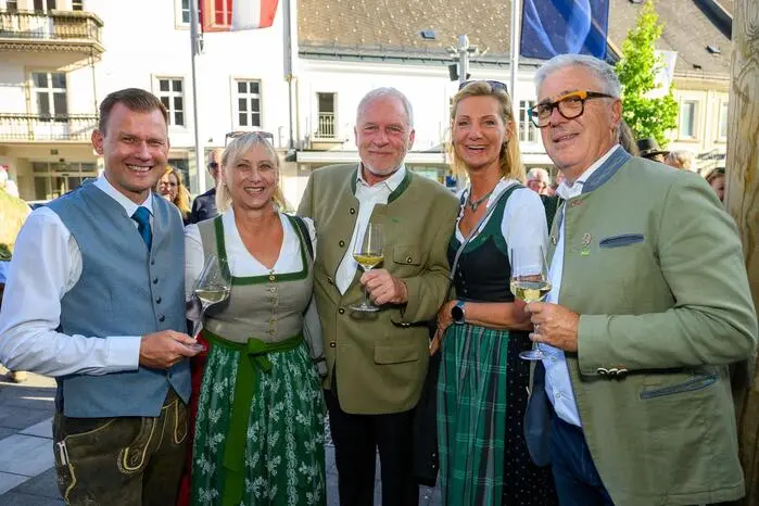 Bürgermeister Daniel Kos konnte auch Bezirkshauptfrau Karin Wiesegger-Eck, Hannes Zweytick, Bürgermeister von Ehrenhausen an der Weinstraße und andere begrüßen (v. l.)