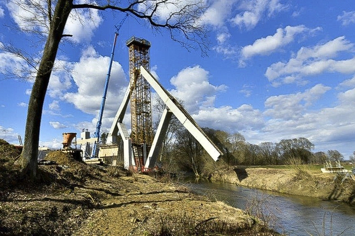 Mit Hilfe eines Krans wird das Tragwerk mitsamt den Betonflächen auseinandergeklappt