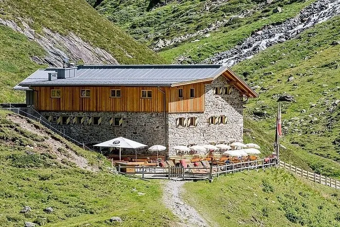 Die Amberger Hütte (2135 m) in Längenfeld ...