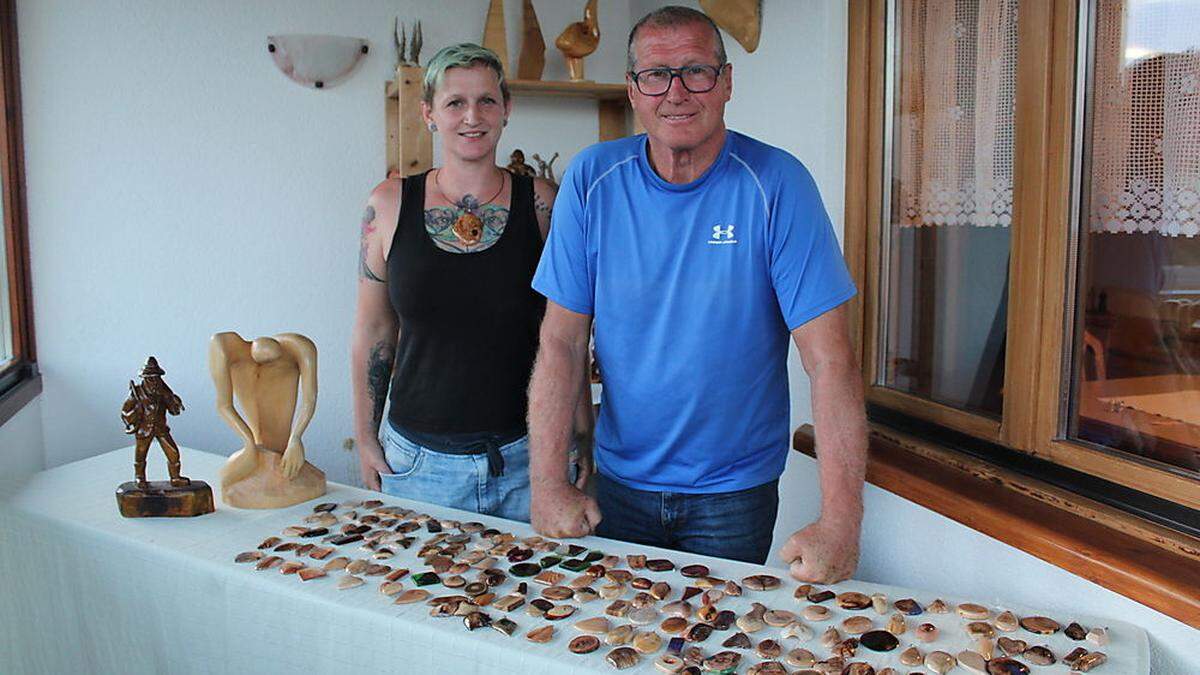 Petra und Helmut Schiwitz mit Holzschmuck-Unikaten