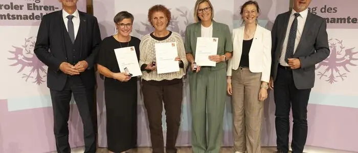 Drei Tristacherinnen wurden von Landeshauptmann Anton Mattle, Bezirkshauptfrau Bettina Heinricher und Bürgermeister Markus Einhauer mit der Ehrenamtsnadel in Gold ausgezeichnet
