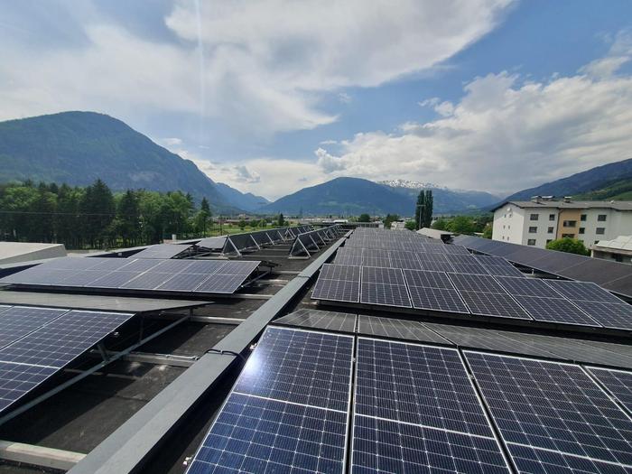 Zahlreiche Dachflächen von Industrie- und Gewerbebetrieben tragen bereits Sonnenkraftwerke