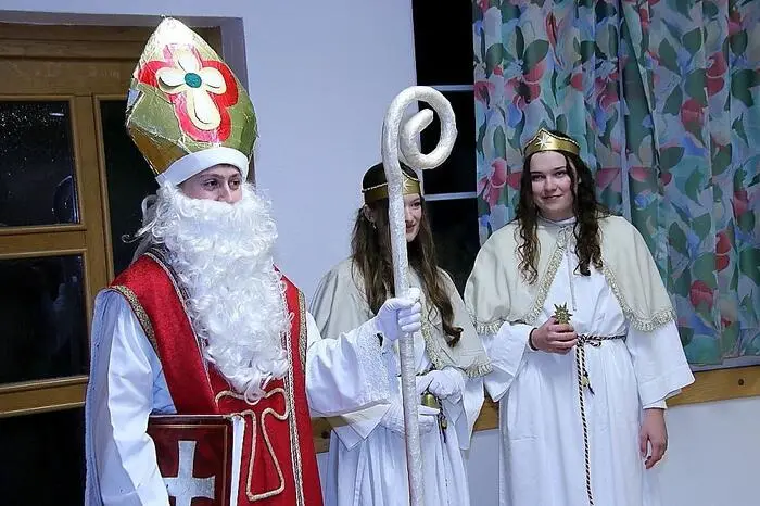 Erst dann begehrte der heilige Nikolaus in Begleitung zweier Engel um Einlass und beschenkte die Kinder.