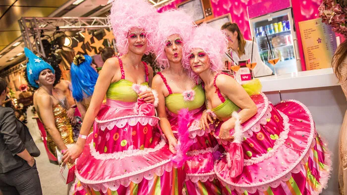 Vom zuckerlrosa Torten-Kostüm bis zum klassischen Anzug.