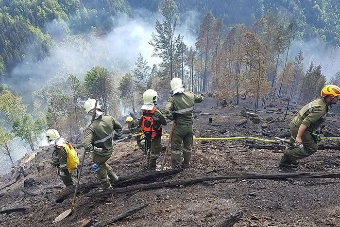 „Brand aus“ meldeten die Feuerwehren nach über einer Woche aus Leppen bei Bad Eisenkappel. Dort war am 9. Mai 2020 auf rund 1000 Meter Seehöhe ein verheerender Waldbrand ausgebrochen. Betroffen war eine Fläche von rund 25 Hektar. Hunderte Feuerwehrkameraden aus ganz Unterkärnten kämpften tagelang im steilen Gelände gegen die lodernden Flammen. Auch Bundesheer und Polizei wurden mit mehreren Hubschraubercrews hinzugezogen.