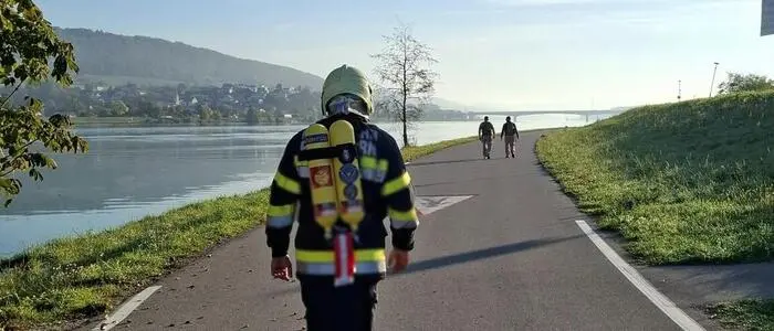 Schwab auf seinem schweißtreibenden Benefizmarsch entlang der Donau