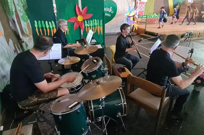 Trotz des ernsten Themas amüsierte die Aufführung durch ihre Musik und den Spielwitz.