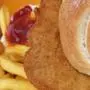 ++ THEMENBILD ++  Illustration zum Thema "ERNÄHRUNG / FLEISCH / GESUNDHEIT / FAST FOOD": Im Bild eine Schnitzelsemmel mit Pommes Frittes, am 10. August 2019.