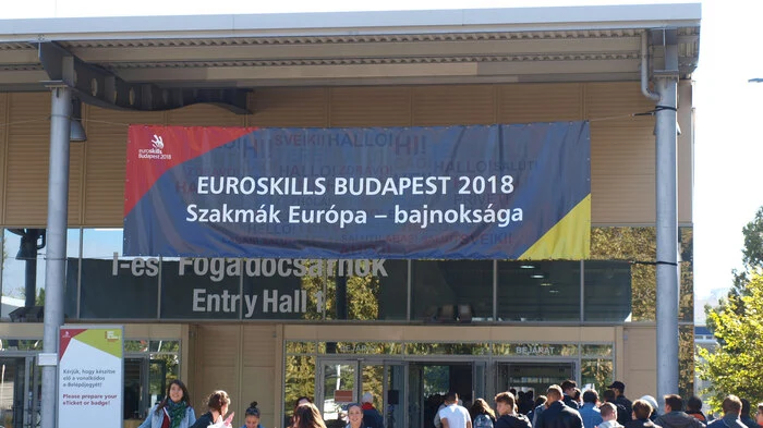 Seit Mittwoch gehen in Budapest auf der "HungExpo" die Berufs-Europameisterschaften EuroSkills über die Bühne. Auf 60.000 Quadratmetern matchen sich die 500 besten Jungfachkräfte Europas - aus 28 Ländern und in 39 Berufen - um Medaillen.
