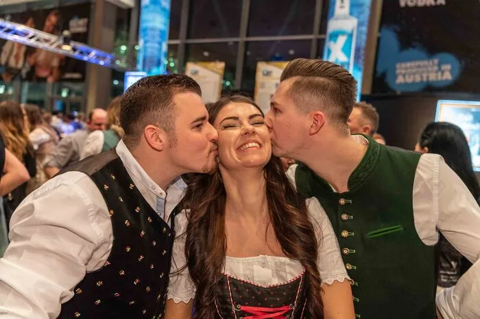 16.000 Dirndln in feschen Dirndln und Burschen in Lederhosen ließen beim Bauernbundball – dem größten Ball Europas – das Steirerherz höherschlagen