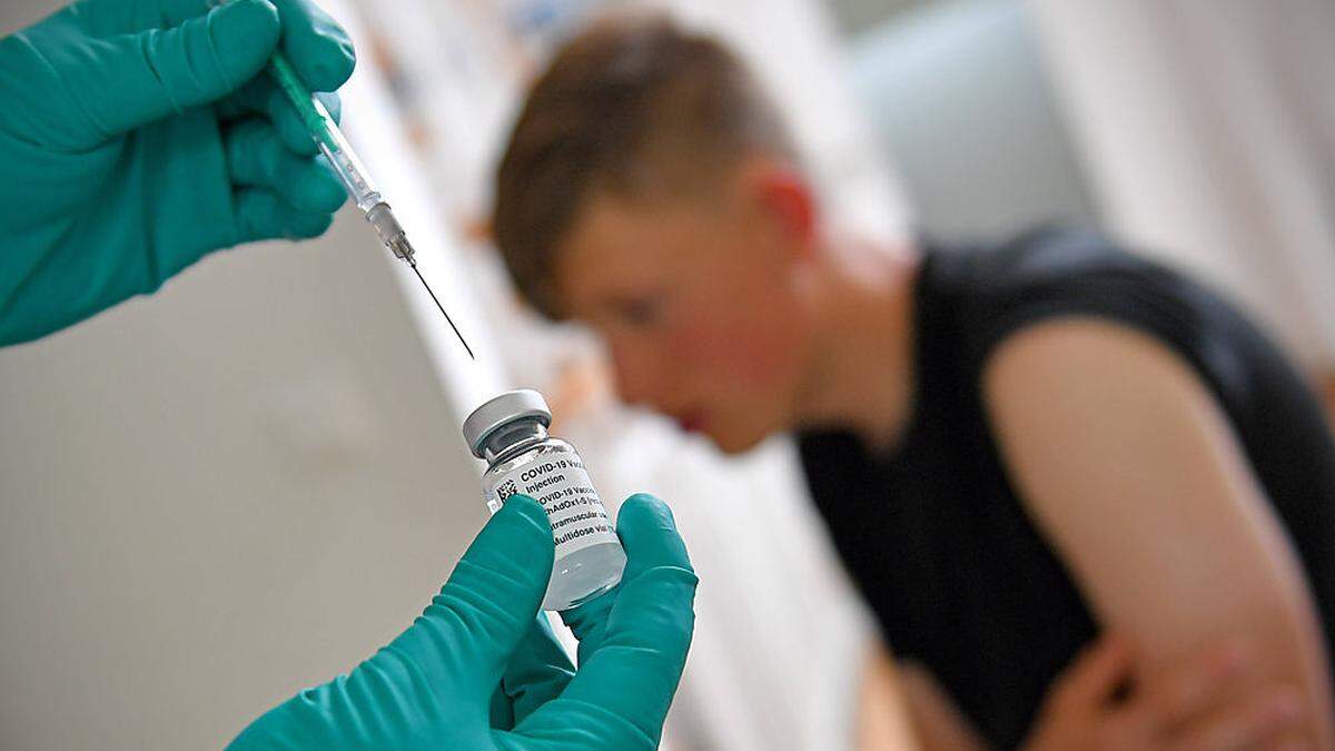 Die Stiko in Deutschland empfiehlt die Covid-Schutzimpfung nicht allen gesunden Jugendlichen.