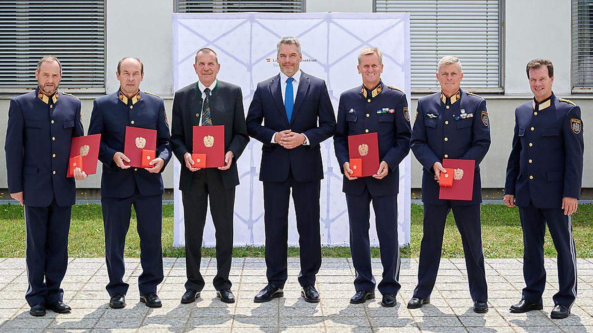 Oberstleutnant Kargl, Oberstleutnant Fellner, Generalmajor Lackner, Innenminister Karl Nehammer, Oberst Rath, Landespolizeidirektor Gerald Ortner