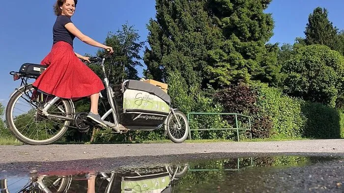 Stefanie Köberl stellt Gutes vom Bauernhof mit Lastenrad zu