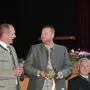 Amtsübergabe: Ein Noriker-Hufeisen als Glücksbringer und Geschenk von Herbert Gugganig (l.) an den neuen Bürgermeister Christoph Zeiringer