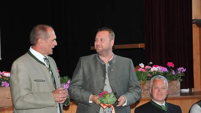 Amtsübergabe: Ein Noriker-Hufeisen als Glücksbringer und Geschenk von Herbert Gugganig (l.) an den neuen Bürgermeister Christoph Zeiringer