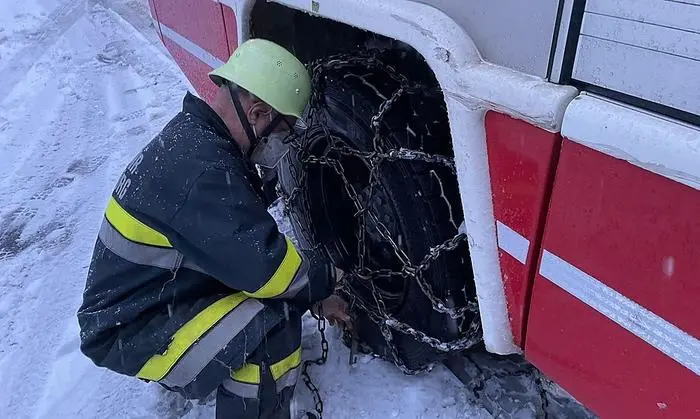 Ohne Schneeketten ging es auch für die Feuerwehr nicht weiter