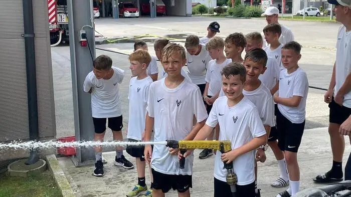 Im Rahmen des Fußballcamps des ASK Voitsberg besuchten die jungen Teilnehmer auch heuer die Freiwillige Stadtfeuerwehr Voitsberg.