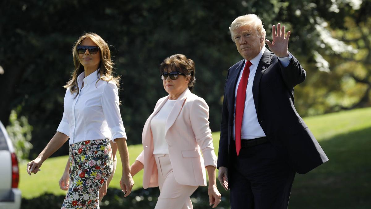 Amalija Knaus zwischen ihrer Tochter Melania und ihrem Schwiegersohn Donald Trump 