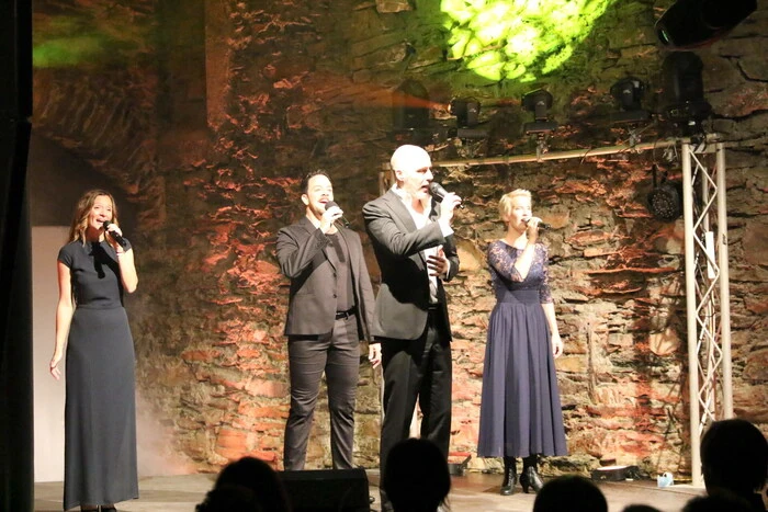 Vier Superstars der Musicalszene aus dem deutschsprachigen Raum (Ina Trabesinger, Philipp Hägeli, Peter Stassen, Melanie Ortner-Stassen, von links), die bereits in verschiedenen Großproduktionen in Hauptrollen mitgespielt haben, gaben sich live die Ehre.