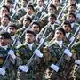 Mitglieder der iranischen Armee stehen mit ihren Waffen in Reih und Glied