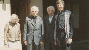 Maria, Josef und Georg Ratzinger und Bischofsvikar Engelbert Guggenberger im Jahr 1990 im Lesachtal
