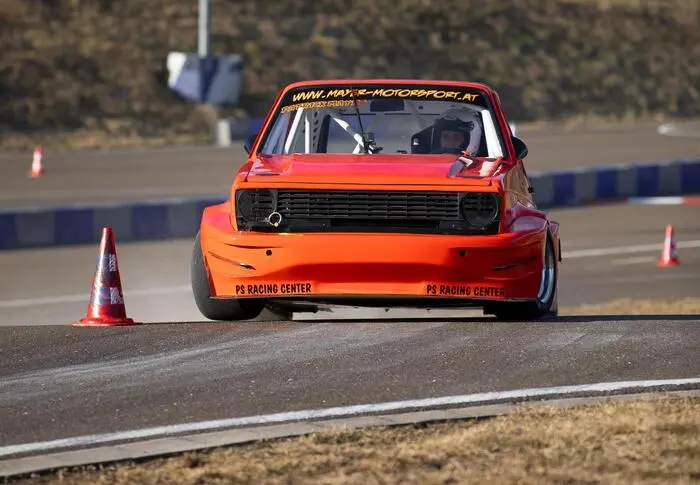 Veranstaltungen wie ein Autoslalom gehören zu den Fixpunkten im Jahresprogramm des Fahrtechnikzentrums