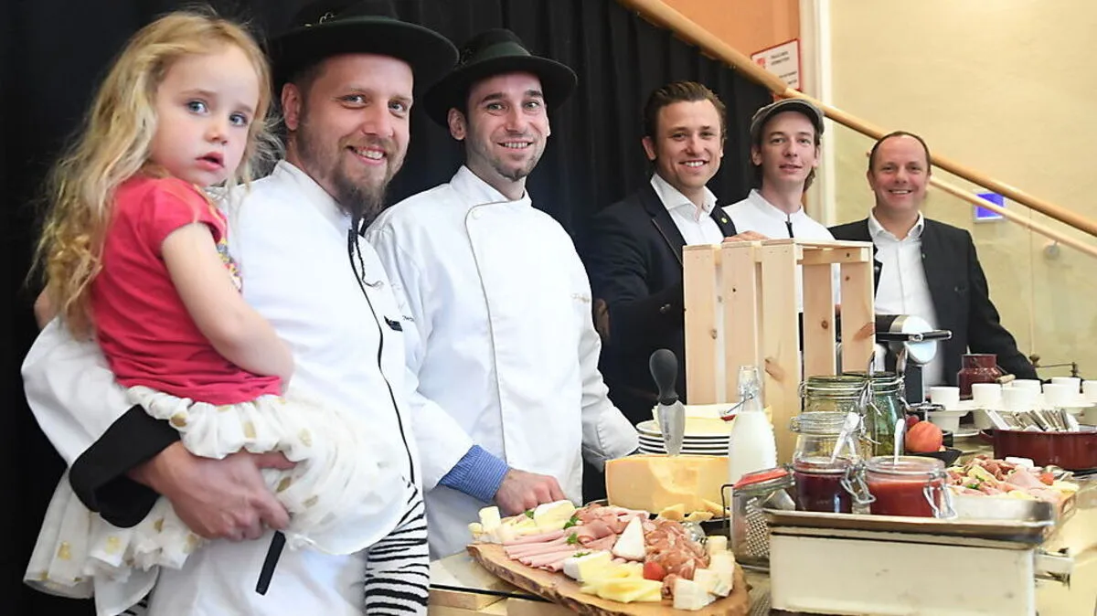 Felix Allmer, Kurt Prettenhofer, Geschäftsführer Horst Schafler und Chefkoch Simon Pangerl mit Bürgermeister Christoph Stark 