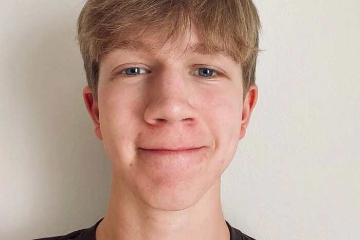 Elias Rieger, 15, St. Andrä, Stiftsgymnasium St. Paul: "Da ich der Meinung bin, dass Schüler und Schülerinnen ihren Kleidungsstil der Schule und ihrem Grad an Seriosität eigenständig anpassen dürfen sollten, stehe ich diesem kontroversen Thema eher negativ gegenüber."