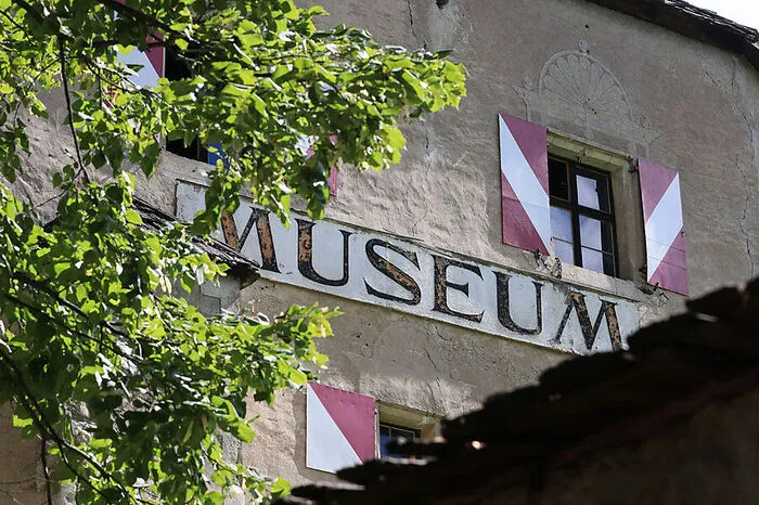 Der Vorbesitzer des Schlosses, Josef Lindsberger, hat Mitte der 1950er Jahre im Haus ein Bergbau-, Heimat- und naturkundliches Museum eingerichtet. Seit vielen Jahren ist es geschlossen.
