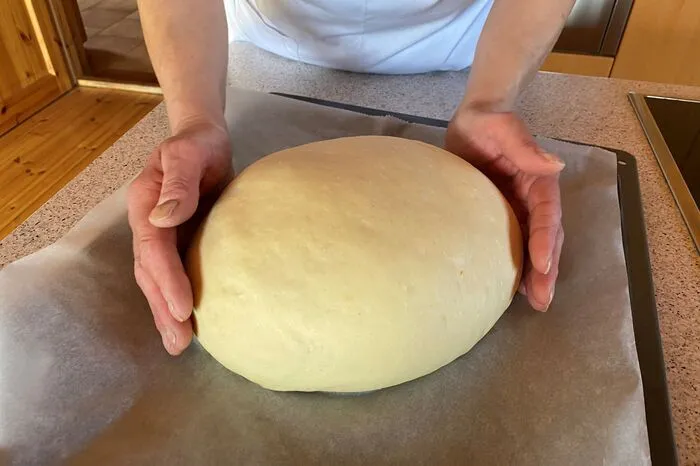 Auf dem Backblech wird das geformte Brot noch einmal in Form gebracht, ehe er ins vorgeheizte Backrohr (200 Grad mit Ober- und Unterhitze) geschoben wird.