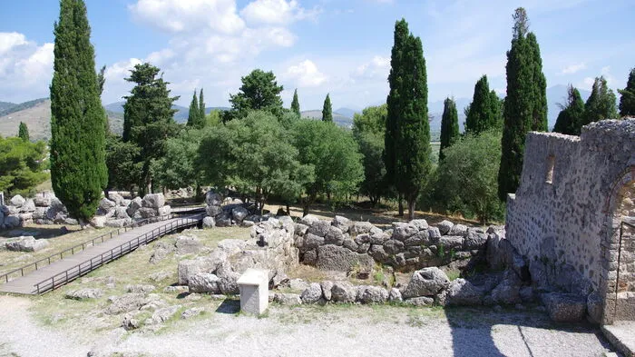 Das Totenorakel Nekromantio im Tal des heiligen Flusses Acheron, unweit der Hafenstadt Parga in der Region Epirus. Interessante Führungen für Touristen, die an der Antike interessiert sind. Die ganze Reportage finden Sie hier.