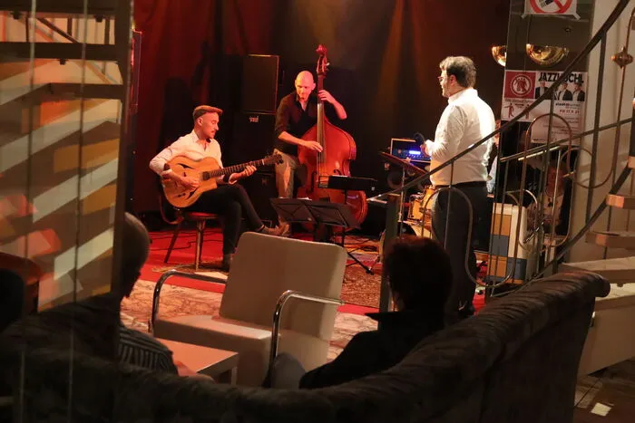 Klicken Sie sich durch die Bilder des Abends mit Jazzkuchl.