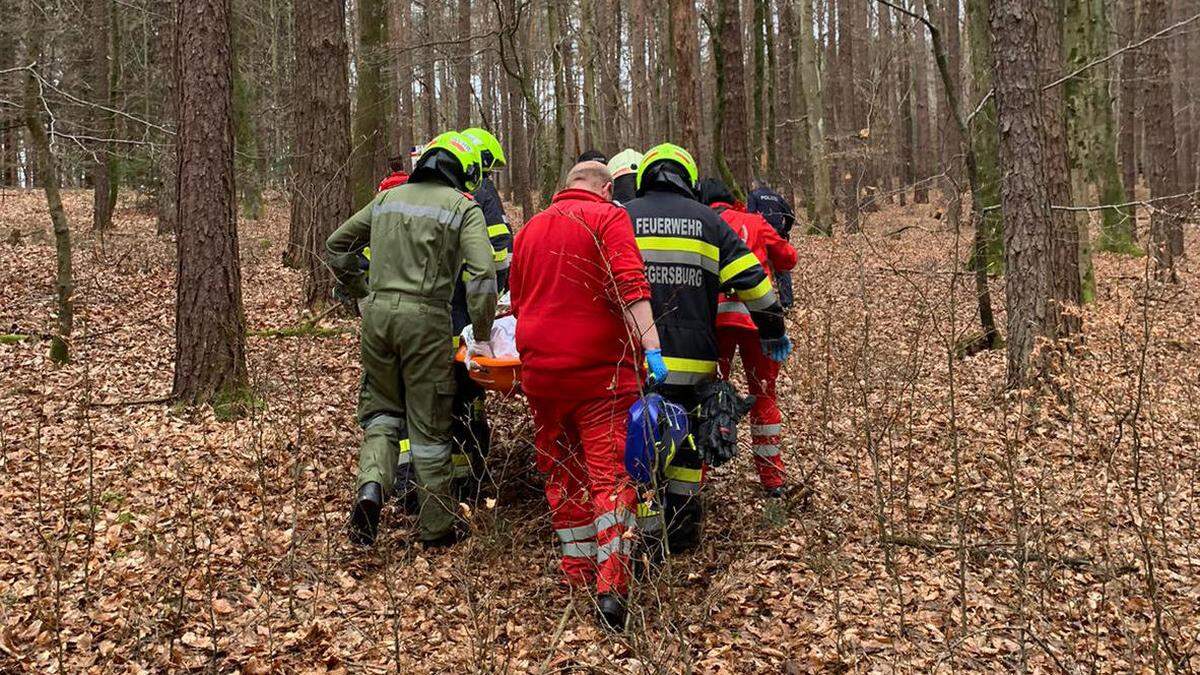 Feuerwehrleute und Rotkreuz-Mitarbeiter brachten den Verletzten mit einer Trage aus dem unwegsamen Gelände