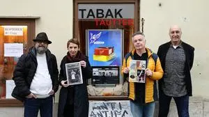 Mario Tautter (Inhaber der Trafik; rechts) mit Masoud Razavy Pour (Filmemacher), Birgit Johler (Kuratorin Volkskundemuseum am Paulustor), Joachim Hainzl (Kurator, Verein XENOS; von links)