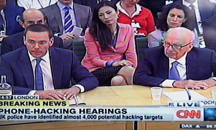 Der Tiefpunkt: Nach dem Spionageskandal müssen James und Rupert Murdoch 2011 im britischen Unterausschuss aussagen. 
