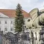 Vorweihnachtliches Bild vor dem Rathaus, drinnen laufen die Budgetverhandlungen