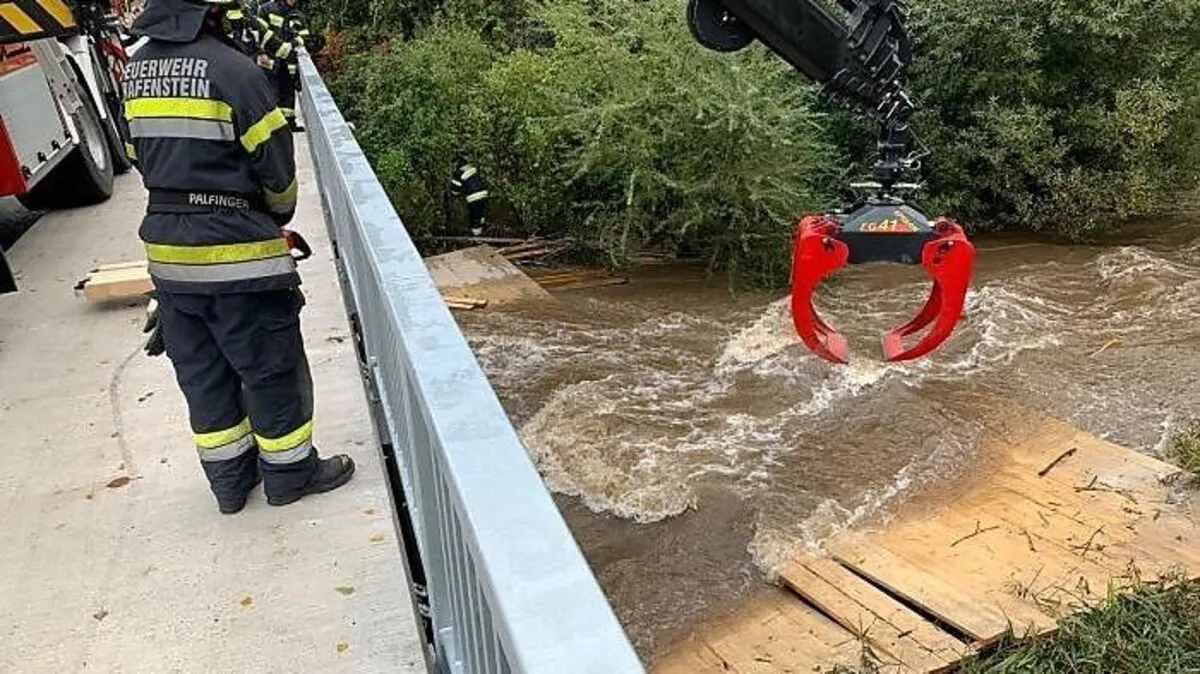Eine Holzkonstruktion löste sich bei einer Brücke