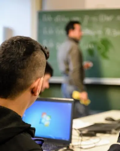 Eine Gruppe von jungen Männern in einer Klasse mit der Tafel im Hintergrund | Wenn die Asylwerber und Schutzberechtigten nicht an den Kursen teilnehmen, drohen Sanktionen (Sujetbild)